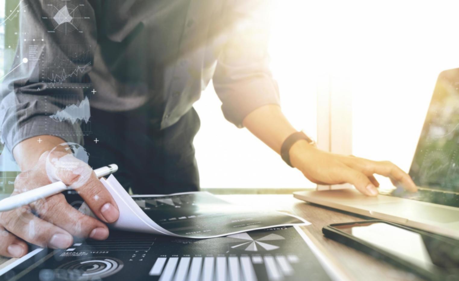 Moderne Büroumgebung mit Blick auf Budgetplanung