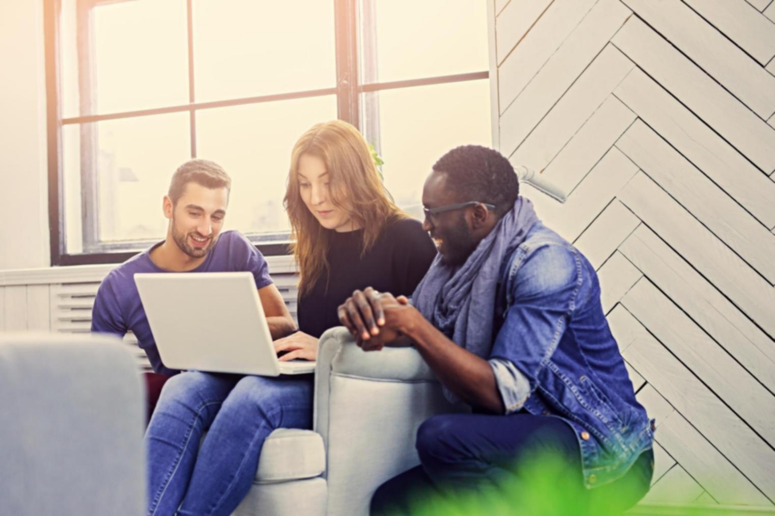 Finanzplanung mit Unterlagen und Taschenrechner auf einem Schreibtisch